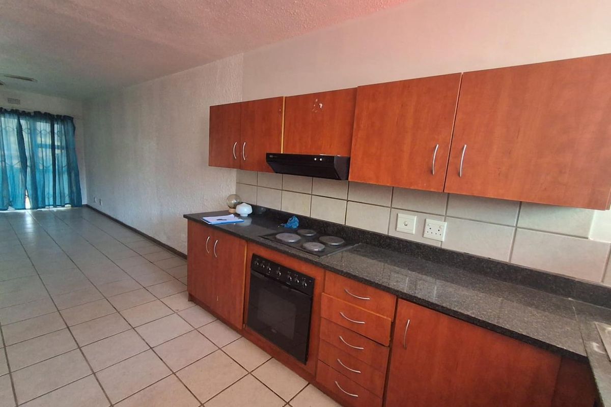 PET FRIENDLY, PRIVATE GARDEN DOWNSTAIRS UNIT - VILLA MOURA - Photo 3