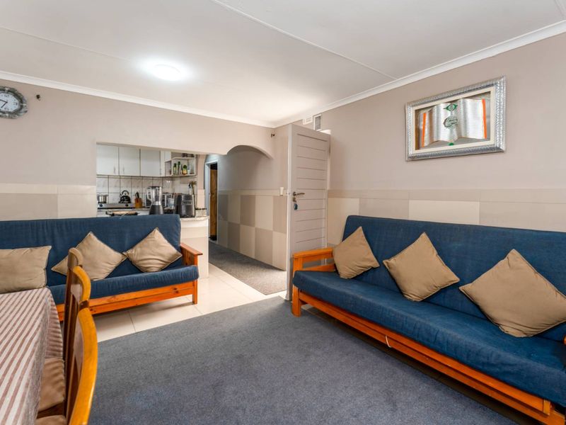 Neat 3-Bedroom Residence Designed for Modern Family Life - Photo 3