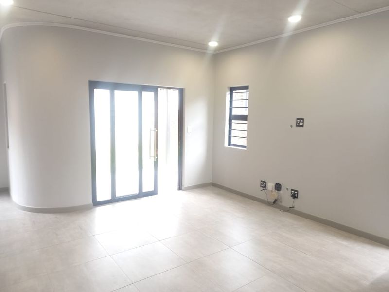 Beautiful 3 Bedroom Cluster in Northriding - Photo 8