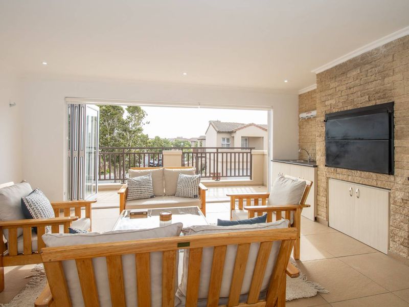 Immaculate West-Facing Townhouse in The Stableyard, Royal Ascot Estate! - Photo 3