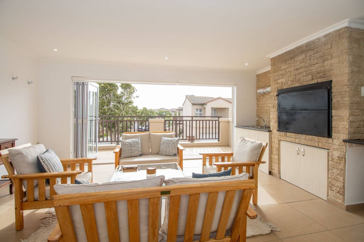 Immaculate West-Facing Townhouse in The Stableyard, Royal Ascot Estate! - Photo 3