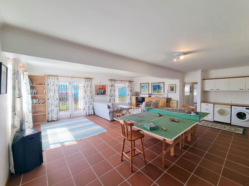 Spacious Oceanfront Family Retreat in Sandbaai - Photo 4