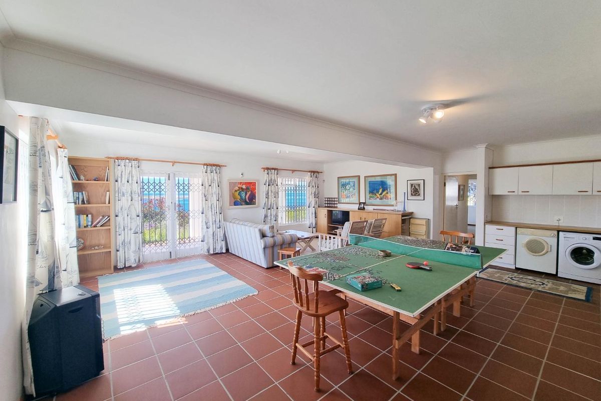 Spacious Oceanfront Family Retreat in Sandbaai - Photo 4
