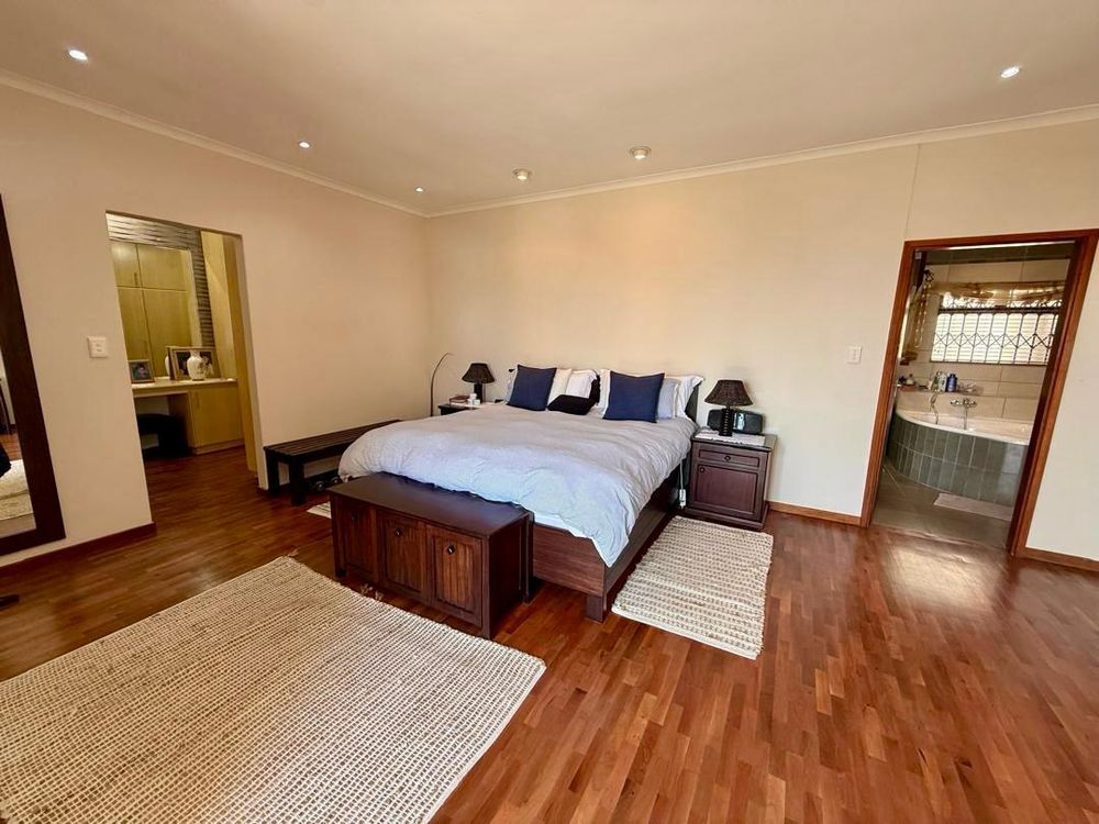 Main bedroom with en-suite bathroom and walk-in closet