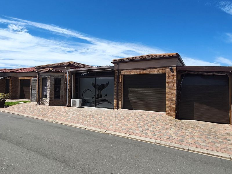 Charming 2 Bedroom Renovated Townhouse in Secure Hartenzicht, Hartenbos - Photo 2