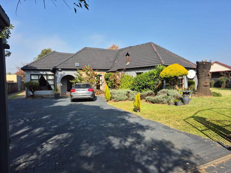 Large Family Home for Sale with Flatlet - Photo 2