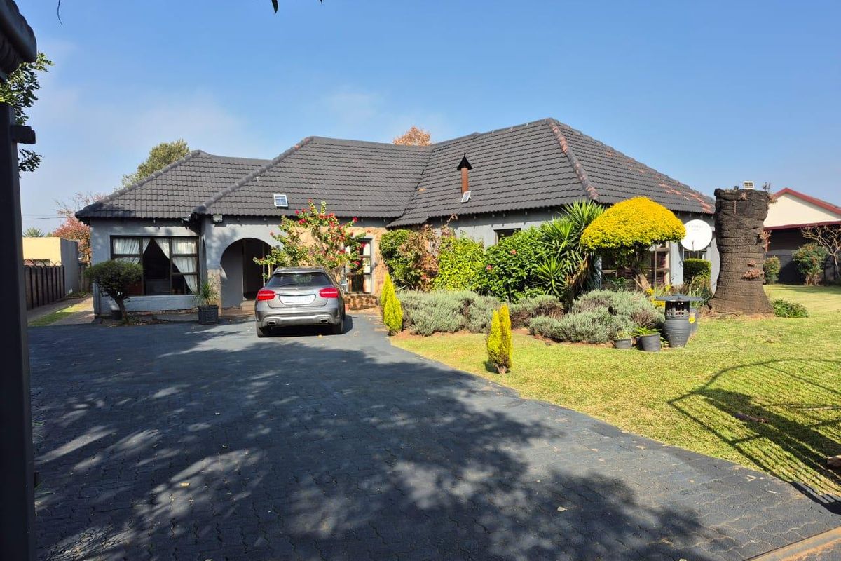 Large Family Home for Sale with Flatlet - Photo 2