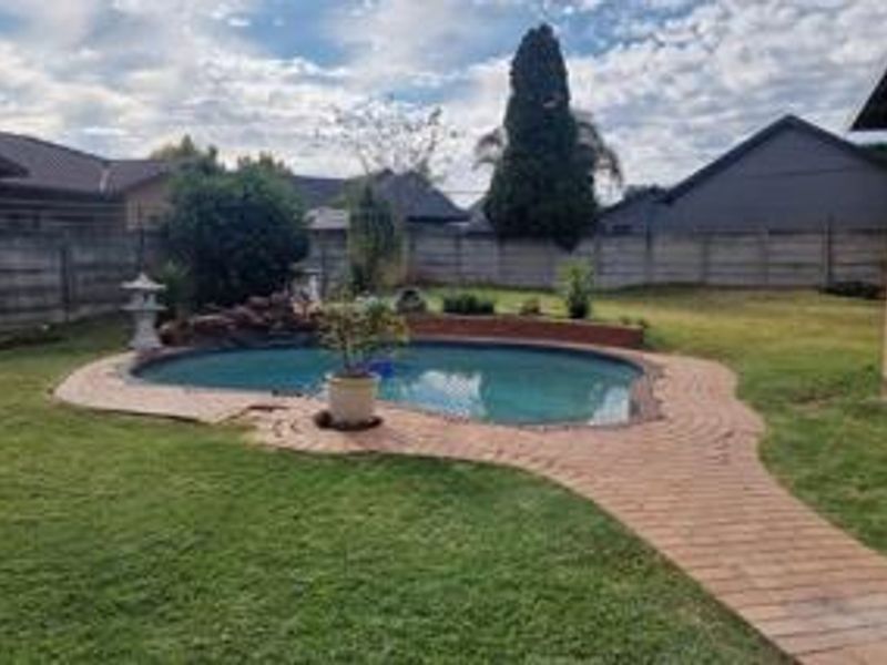 **Three Bedroom Home | Two Bathrooms | Two Garages | Swimming Pool | Staff Accommodation** - Photo 3