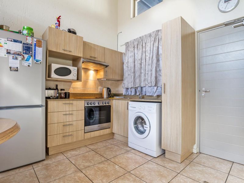 TOP FLOOR APARTMENT IN THE BOUNDARY LONEHILL AREAS - Photo 5