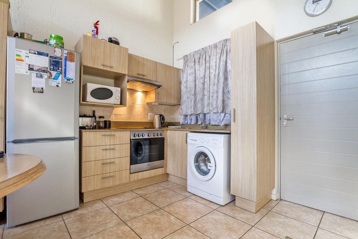 TOP FLOOR APARTMENT IN THE BOUNDARY LONEHILL AREAS - Photo 5