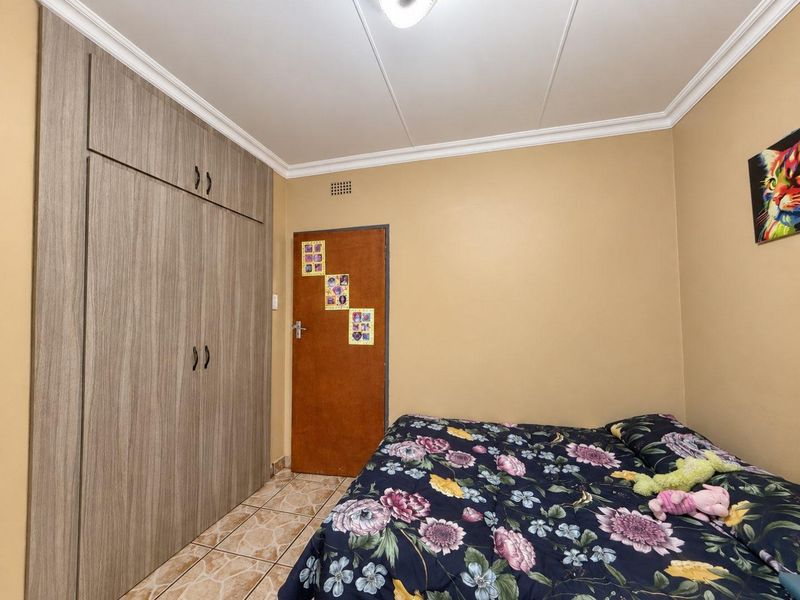 Spacious Family Home with 2-Bedroom Flatlet & Income Potential - Photo 8