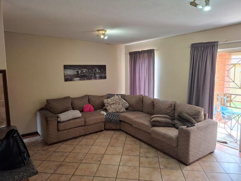 Two bedroom apartment in secure complex - Photo 4
