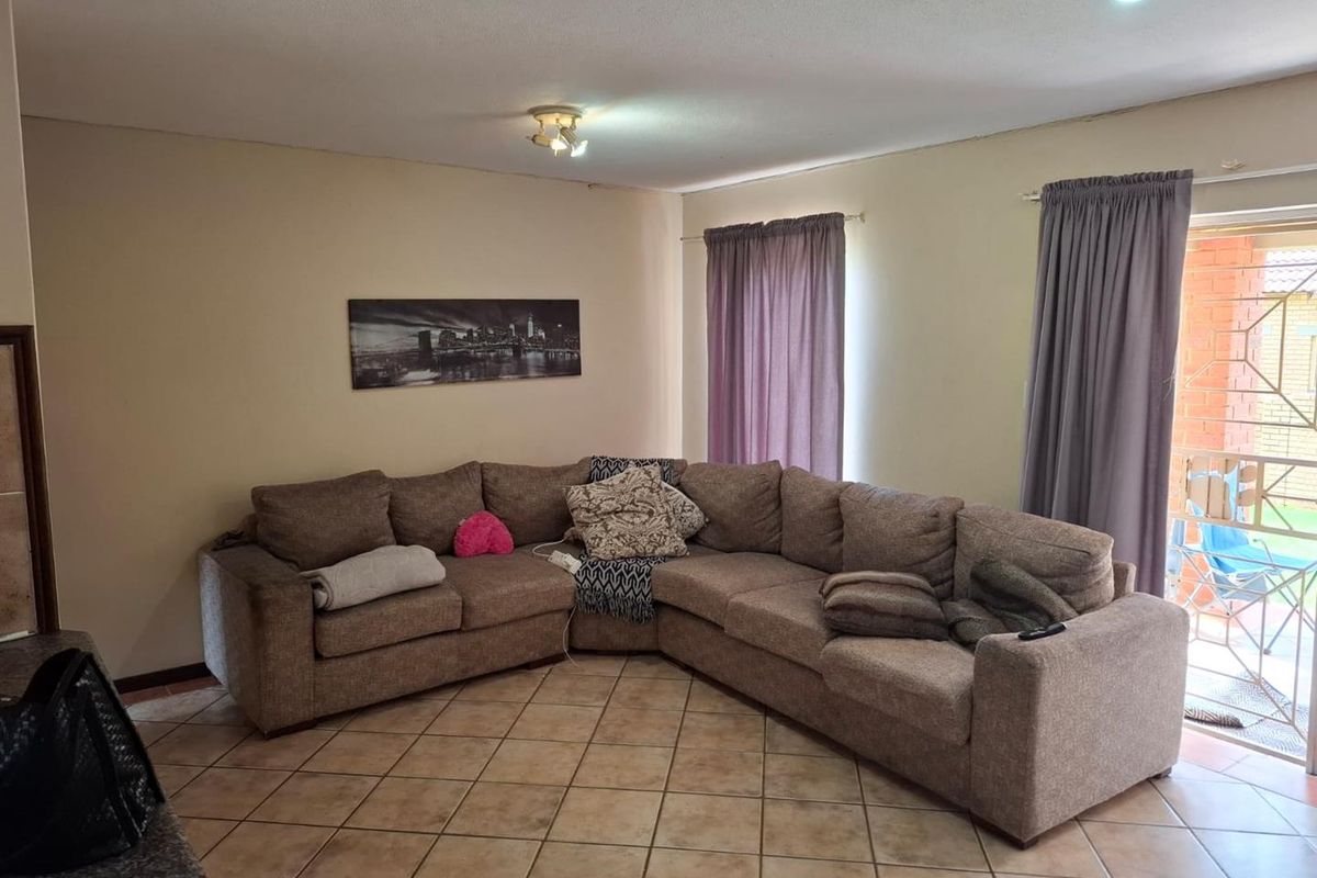Two bedroom apartment in secure complex - Photo 4