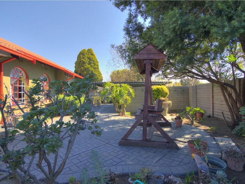 Renovated Beauty in Park-like gardens - Photo 3