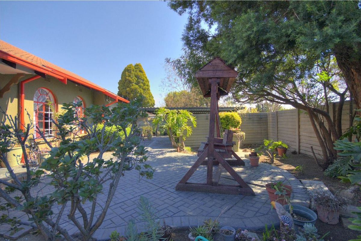 Renovated Beauty in Park-like gardens - Photo 3