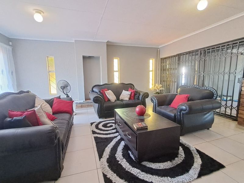 Newly Renovated 3-Bedroom Home with Flatlet & Entertainment Area - Photo 9