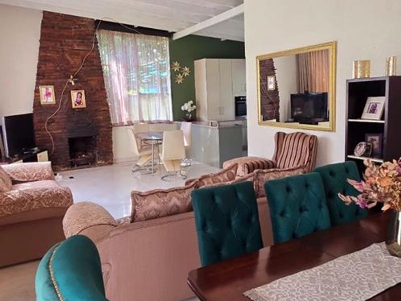 Stunning well maintained house to let in Lombardy East - Photo 7