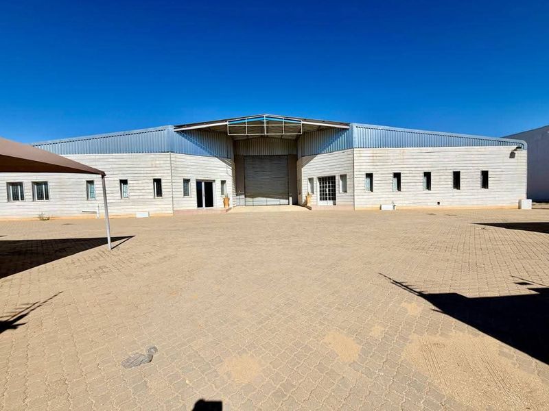 Prime commercial property for sale in Prosperita with 4,050 m2 erf . - Photo 8