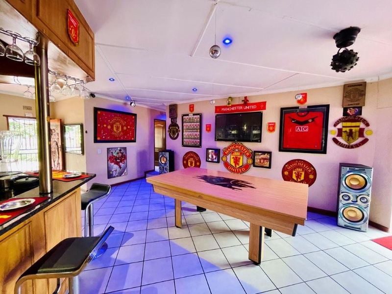 Elegant Living Meets Outdoor Bliss, with Pool, Study & Gym. - Photo 9