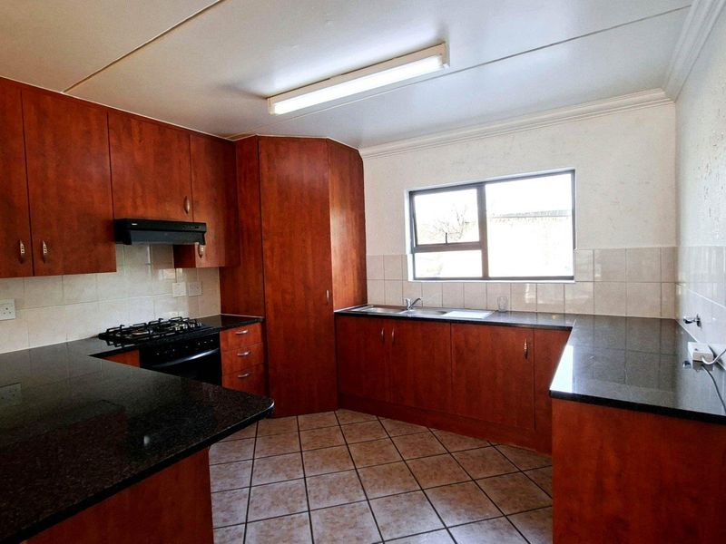Lovely 2 bedroom, 2 bathroom, middle floor apartment available in Sunninghill - Photo 2