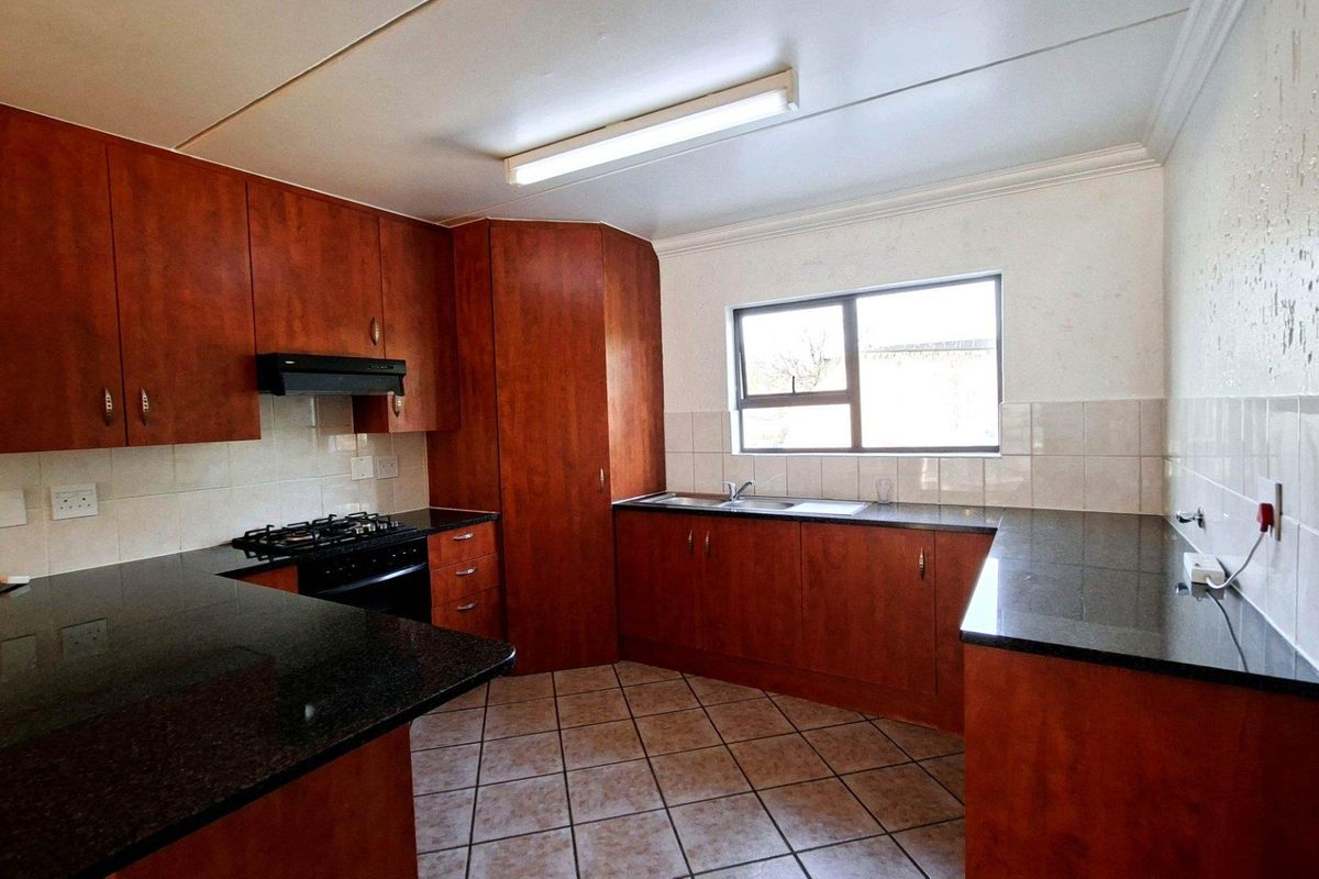 Lovely 2 bedroom, 2 bathroom, middle floor apartment available in Sunninghill - Photo 2