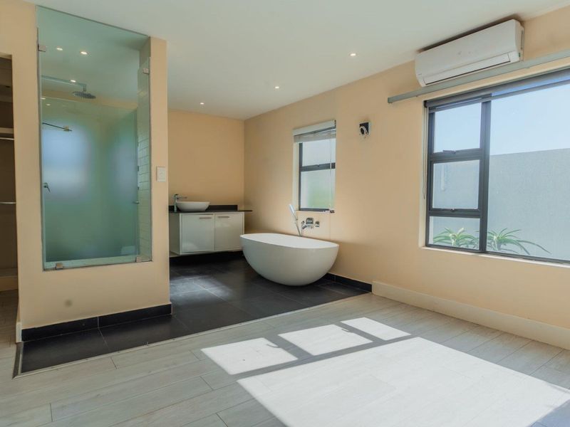 Modern, 3 Bedroom, 3.5 Bath - Photo 4