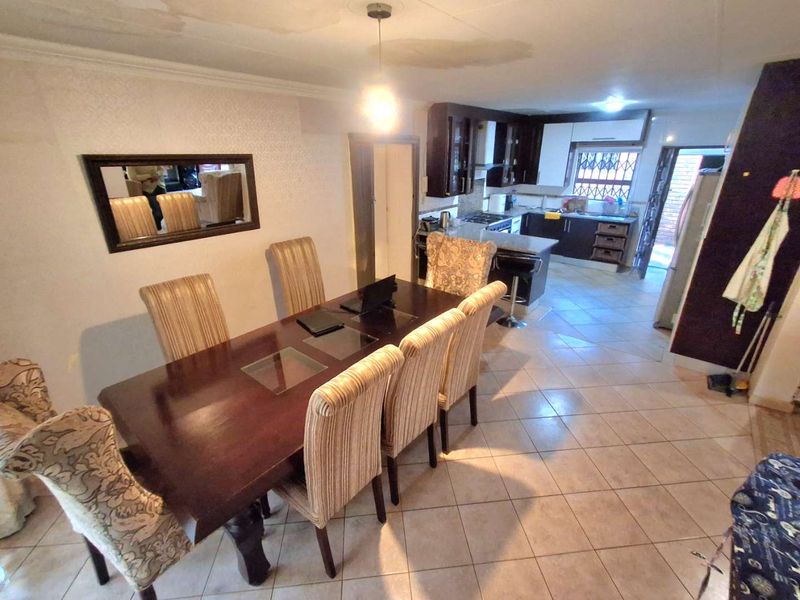 Elegant 4-Bedroom Family Home in The Orchards - Photo 10