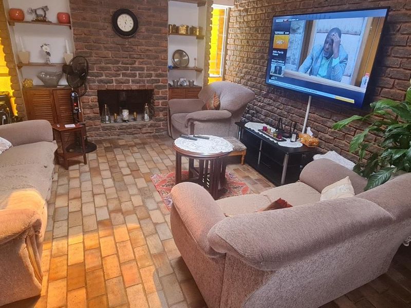 Spacious 4-Bedroom Family Home with Pool. - Photo 2