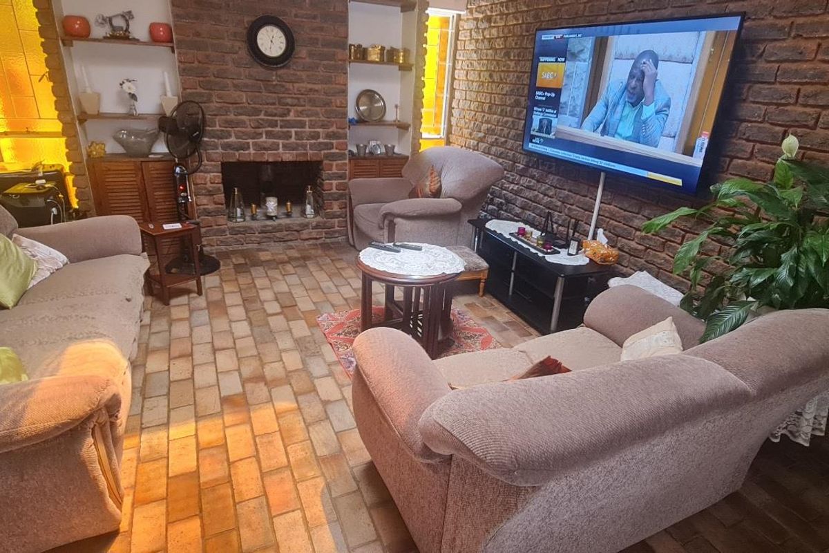 Spacious 4-Bedroom Family Home with Pool. - Photo 2