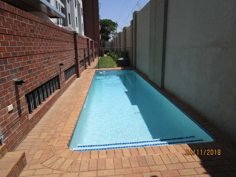 Stylishand Modern  2 Bed 2 Bath Apartment in Great Complex - Photo 2
