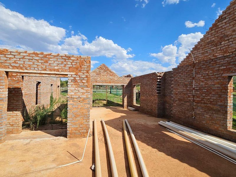 Incomplete Single Story Family Home In Landsmeer Equestrian Estate  R 1 395 000 - Photo 6