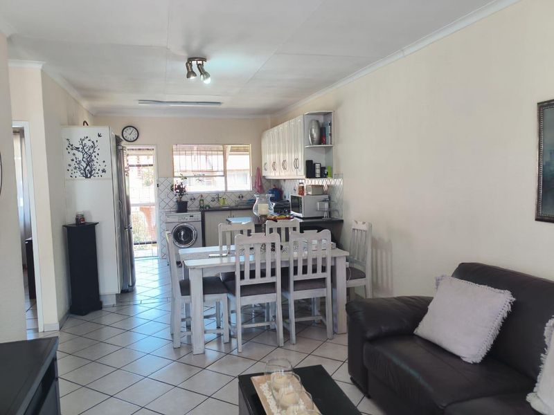 2 Bedroom first floor unit for the young professional, Great complex - Photo 4