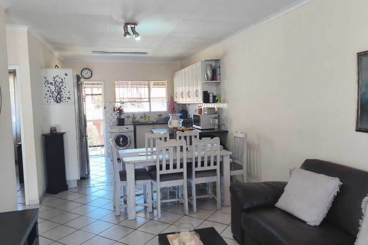 2 Bedroom first floor unit for the young professional, Great complex - Photo 4