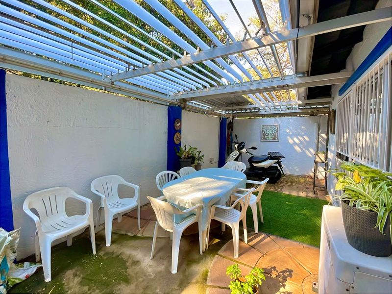 House with Fully Equipped flats for Dual Family Living - Photo 4