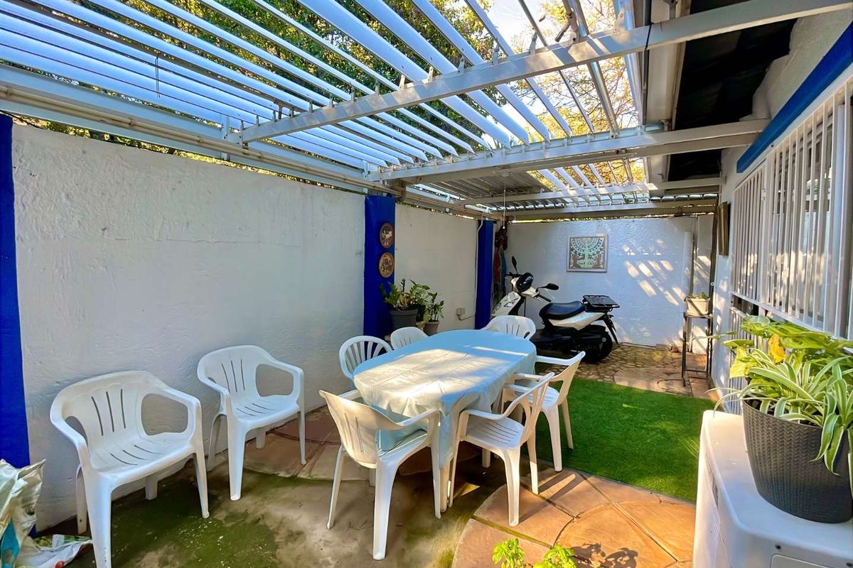 House with Fully Equipped flats for Dual Family Living - Photo 4