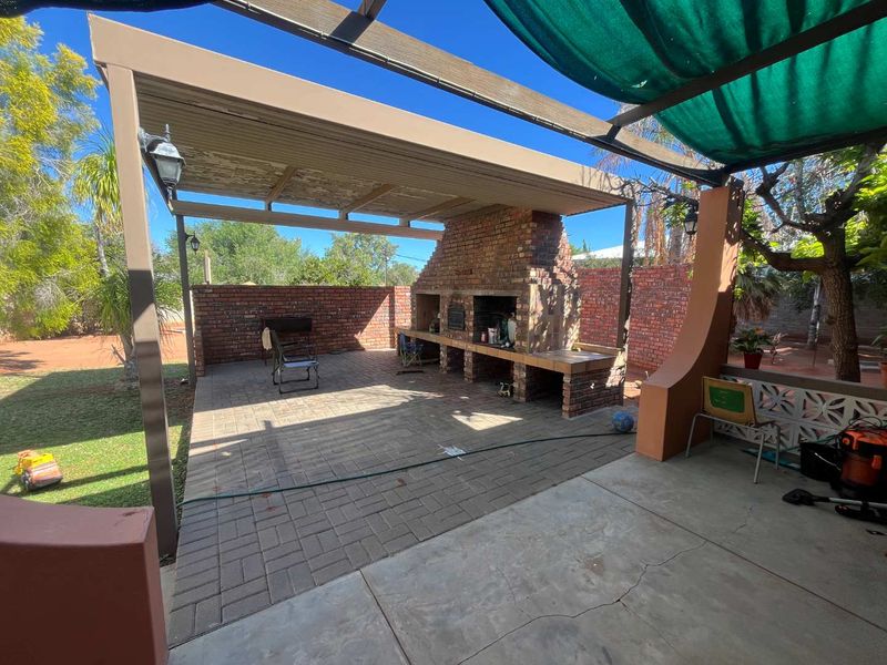 Spacious Family Home with Expansive Garden & Entertainment Area - Photo 9