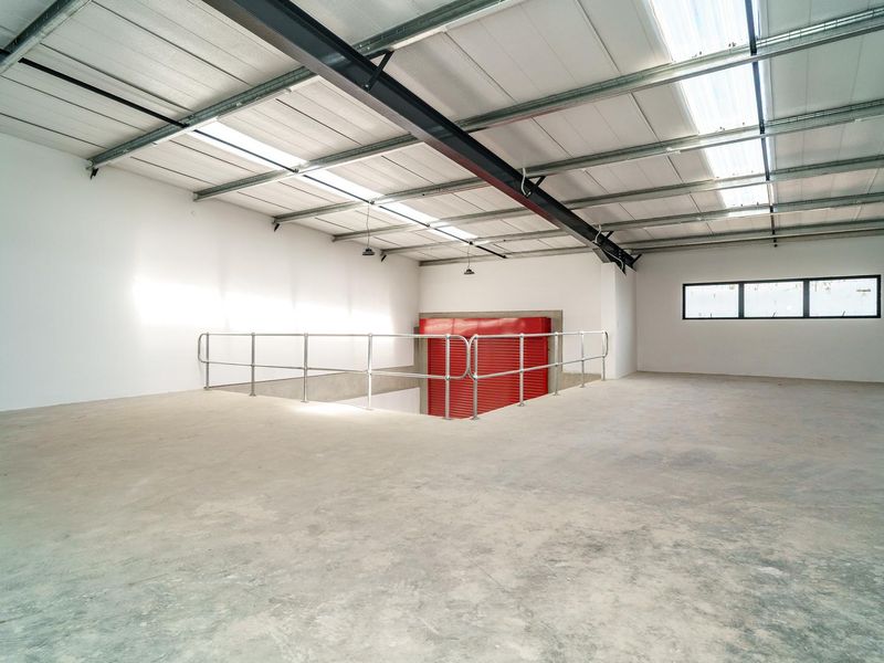 New-build ±285 m2 hybrid HQ-style mini-factory with on-grade roller, 63A 3-phase (individually metered), 24/7 security, 3 bays. Target occupation: Oct 2025 - Photo 10