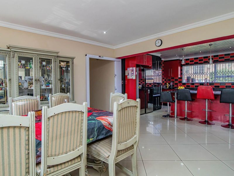 Stunning Family Home with a Flatlet - Photo 10