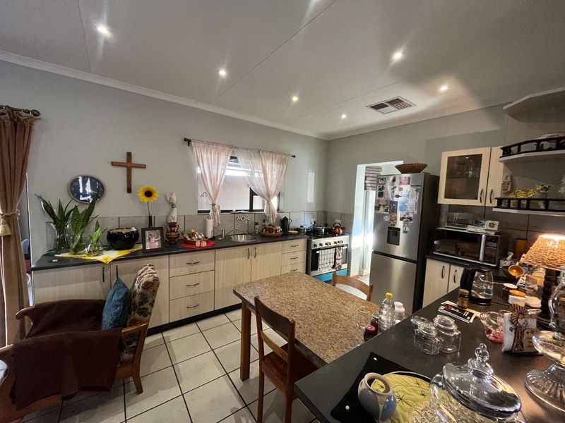 Immaculate 3-bedroom townhouse just outside Upington - Photo 3