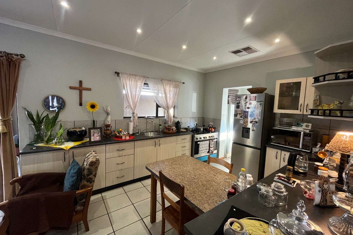 Immaculate 3-bedroom townhouse just outside Upington - Photo 3