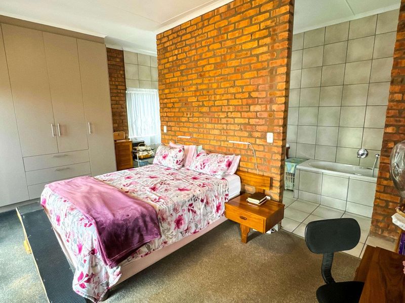 REFRESHINGLY DIFFERENT IN EVERY WAY FOR VERSATILE DUAL LIVING - Photo 10