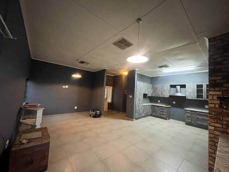 Charming 2-Bedroom Home with 1-Bedroom Flat – Great Investment Opportunity! - Photo 7