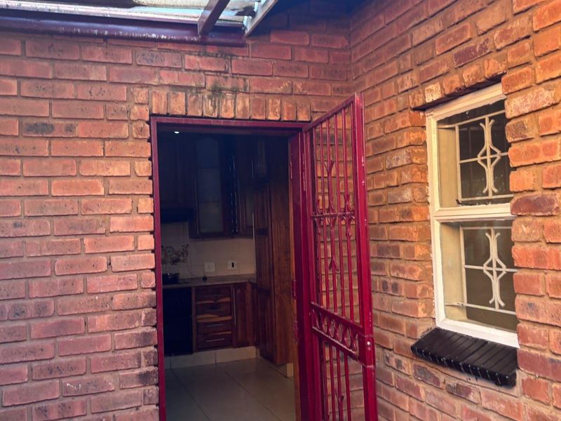ENORMOUS HOME FOR YOU - Photo 10