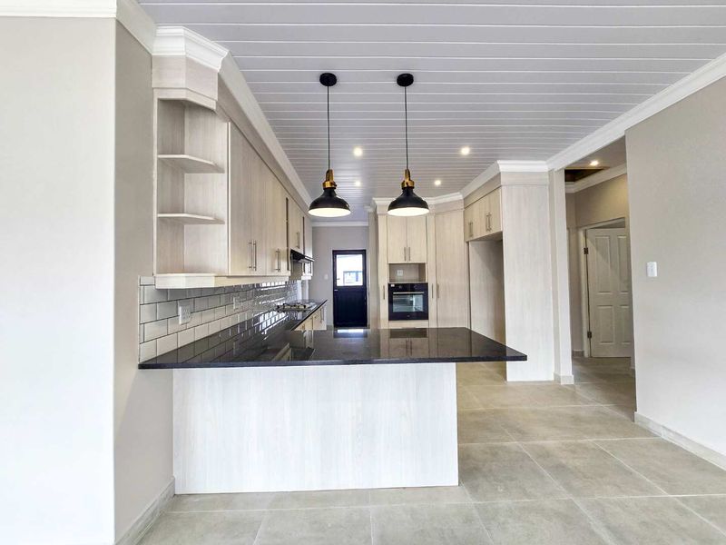 A prime, newly built home designed to satisfy the most discerning buyer. - Photo 7