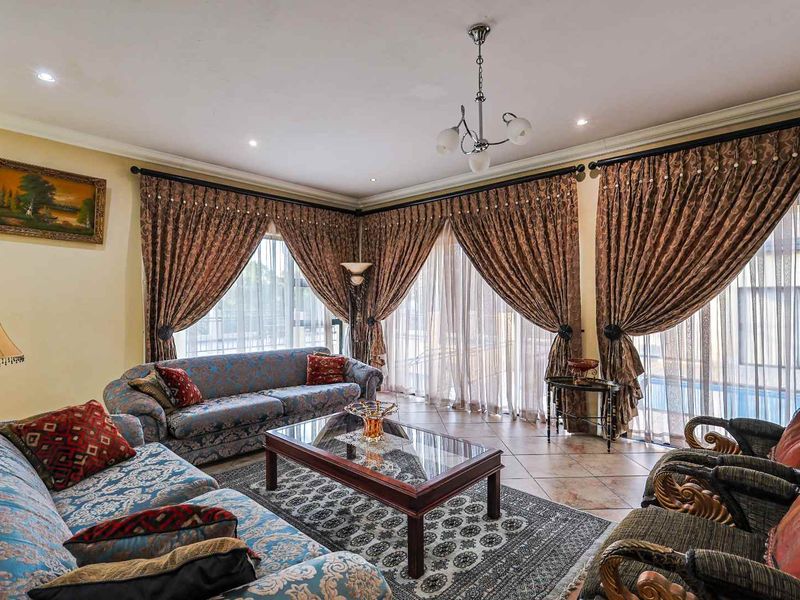 Elevated living in Waterkloof Ridge - Photo 9