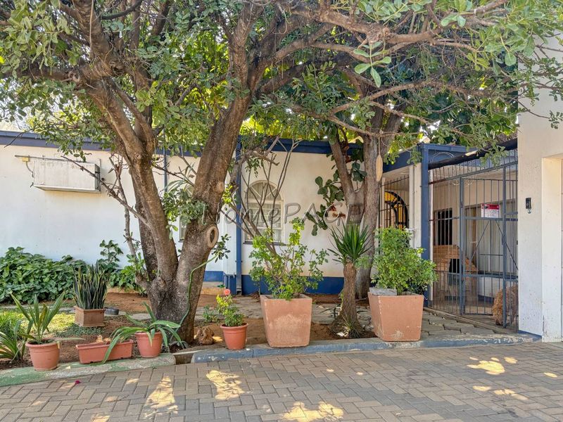 Otjiwarongo:  4 Bedr home with 1 Bedr Flat is for Sale - Photo 4