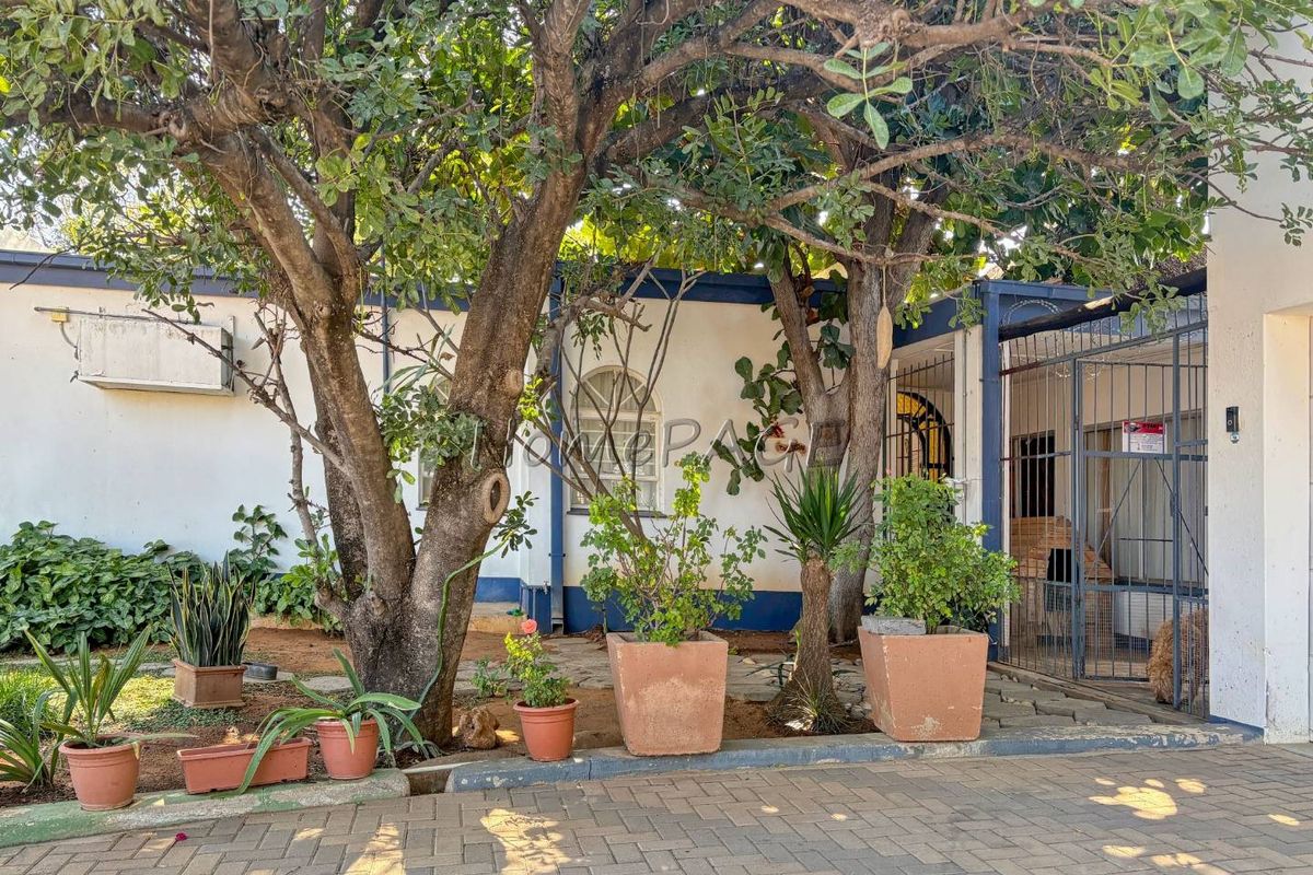 Otjiwarongo:  4 Bedr home with 1 Bedr Flat is for Sale - Photo 4