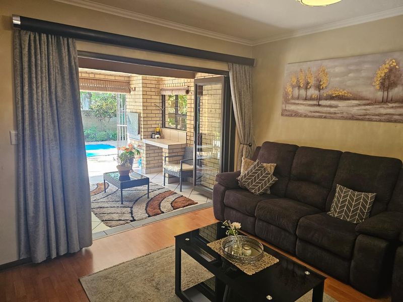 Modern 3-Bedroom Duplex in Sought-After Meer en See! - Photo 2