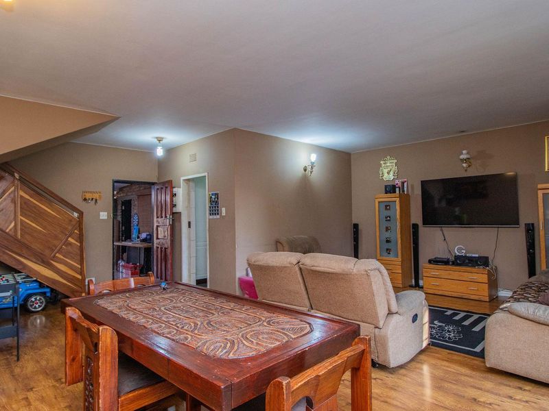 Spacious, neat 2 bedroom Townhouse in popular complex - Photo 7