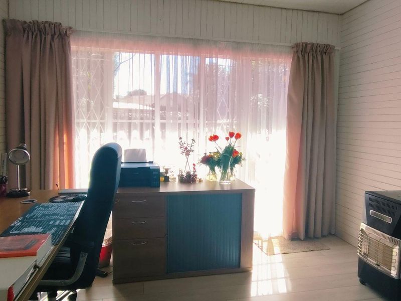 Neat 3 Bedroom Family Home in Prime area of Verwoerdpark with 3 bedroom Flatlet - Photo 10